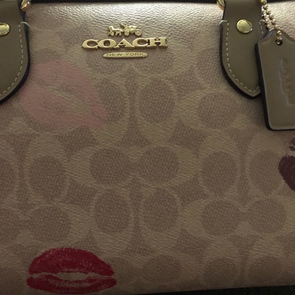 Coach Rowan - Picture 10 of 12